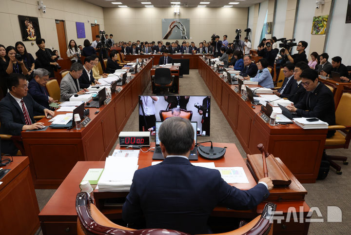 [서울=뉴시스] 김근수 기자 = 송기헌 국회 과방위원장이 8일 오전 서울 여의도 국회에서 열린 과학기술정보방송통신위원회 전체회의에서 의사봉을 두드리고 있다. 2026.09.08. ks@newsis.com