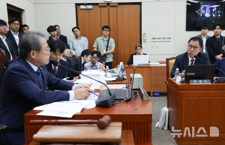[서울=뉴시스] 김근수 기자 = 최형두 국민의힘 간사가 8일 오전 서울 여의도 국회에서 열린 과학기술정보방송통신위원회 전체회의에서 송기헌 과방위원장에게 항의하고 있다. 2026.09.08. ks@newsis.com