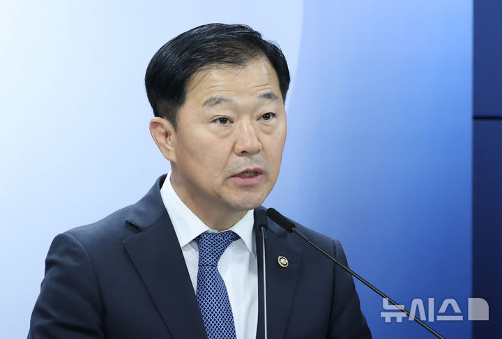 [서울=뉴시스] 조수정 기자 = 이형훈 보건복지부 2차관이 지난 8일 오후 서울 종로구 정부서울청사에서 제15차 건강보험정책심의위원회 결과 브리핑을 하고 있는 모습. 2026.09.08. chocrystal@newsis.com