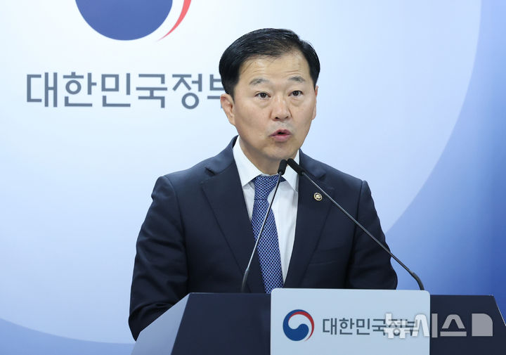 [서울=뉴시스] 조수정 기자 = 이형훈 보건복지부 2차관이 지난 8일 오후 서울 종로구 정부서울청사에서 제15차 건강보험정책심의위원회 결과 브리핑을 하고 있다. 2026.09.08. chocrystal@newsis.com