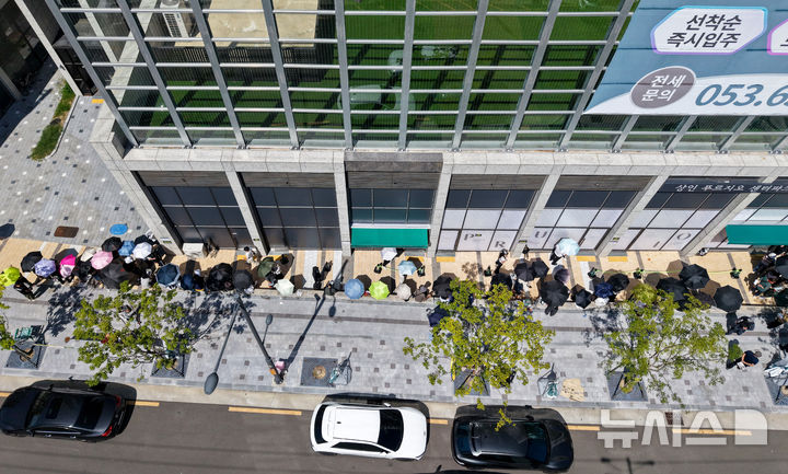 [대구=뉴시스] 이무열 기자 = 8일 대구 달서구 상인동의 한 신축 아파트 분양사무소 앞에서 양산을 쓴 시민들이 선착순 전세 계약 접수를 기다리고 있다. 2026.09.08. lmy@newsis.com