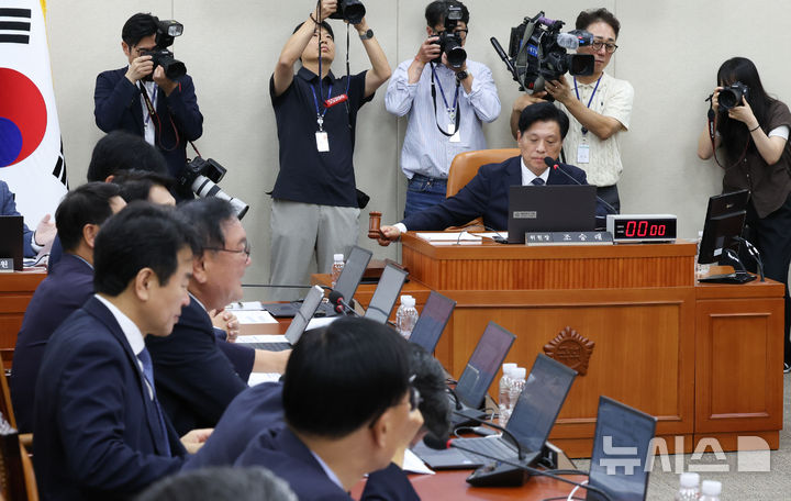 [서울=뉴시스] 김근수 기자 = 조승래 국회재경위원장이 8일 오후 서울 여의도 국회에서 열린 재정경제기획위원회 전체회의에서 의사봉을 두드리고 있다. 2026.09.08. ks@newsis.com