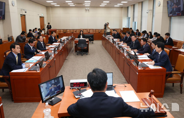 [서울=뉴시스] 김근수 기자 = 조승래 국회재경위원장이 8일 오후 서울 여의도 국회에서 열린 재정경제기획위원회 전체회의에서 의사봉을 두드리고 있다. 2026.09.08. ks@newsis.com