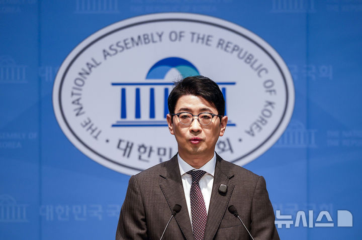 [서울=뉴시스] 정병혁 기자 = 주진우 국민의힘 의원이 8일 서울 여의도 국회 소통관에서 용혜인 성평등가족부 장관 후보자와 김승원 법무부장관 후보자 관련 기자회견을 하고 있다. 2026.09.08. jhope@newsis.com