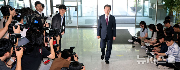 [서울=뉴시스] 김금보 기자 = 김지용 중대범죄수사청장 후보자가 8일 오후 서울 종로구 정부서울청사 창성동 별관에 마련된 인사청문회 준비단으로 출근하고 있다. 2026.09.08. kgb@newsis.com