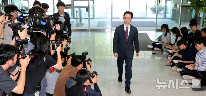 [서울=뉴시스] 김금보 기자 = 김지용 중대범죄수사청장 후보자가 8일 오후 서울 종로구 정부서울청사 창성동 별관에 마련된 인사청문회 준비단으로 출근하고 있다. 2026.09.08. kgb@newsis.com