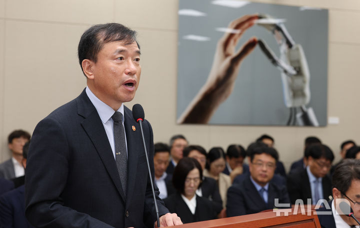 [서울=뉴시스] 김근수 기자 = 김종철 방송미디어통신위원회 위원장이 8일 오전 서울 여의도 국회에서 열린 과학기술정보방송통신위원회 전체회의에서 업무보고를 하고 있다. 2026.09.08. ks@newsis.com