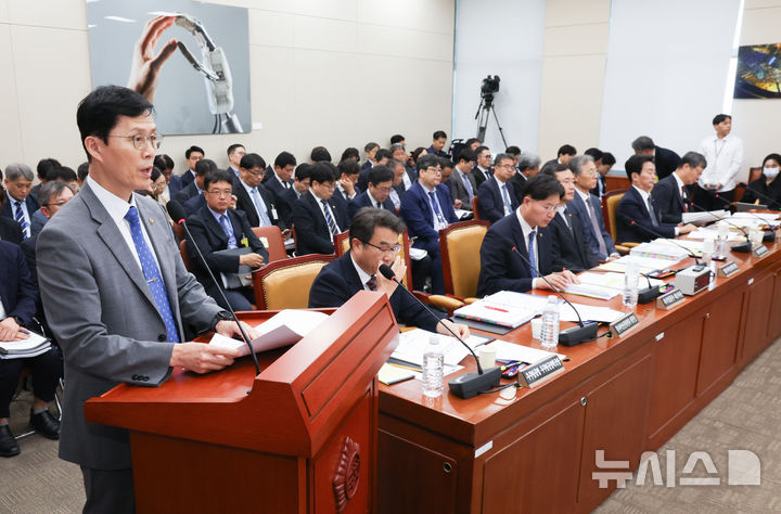 [서울=뉴시스] 김근수 기자 = 최원호 원자력안전위원회 위원장이 8일 오전 서울 여의도 국회에서 열린 과학기술정보방송통신위원회 전체회의에서 업무보고를 하고 있다. 2026.09.08. ks@newsis.com