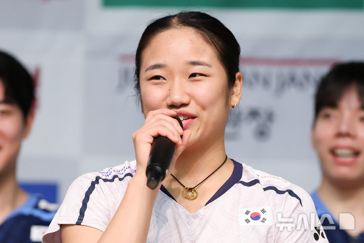 [진천=뉴시스] 황준선 기자 = 안세영이 8일 충북 진천 국가대표 선수촌에서 열린 2026 아이치·나고야 아시안게임 대한배드민턴협회 미디어데이에서 취재진 질문에 답변하던 도중 웃음을 터트리고 있다. 2026.09.08. hwang@newsis.com