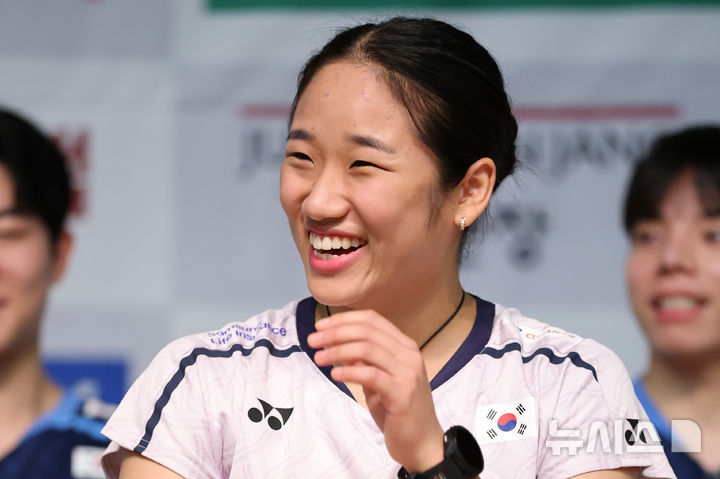 [진천=뉴시스] 황준선 기자 = 안세영이 8일 충북 진천 국가대표 선수촌에서 열린 2026 아이치·나고야 아시안게임 대한배드민턴협회 미디어데이에서 취재진 질문에 답변하던 도중 웃음을 터트리고 있다. 2026.09.08. hwang@newsis.com