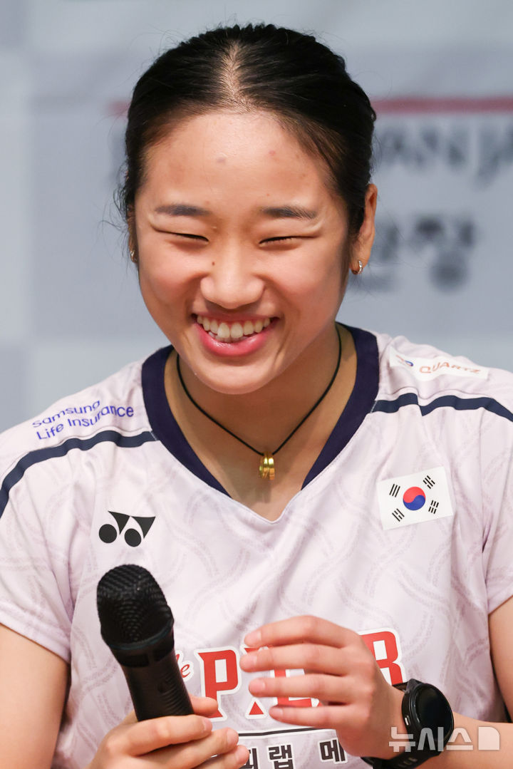 [진천=뉴시스] 황준선 기자 = 안세영이 8일 충북 진천 국가대표 선수촌에서 열린 2026 아이치·나고야 아시안게임 대한배드민턴협회 미디어데이에서 취재진 질문에 답변하던 도중 웃음을 터트리고 있다. 2026.09.08. hwang@newsis.com