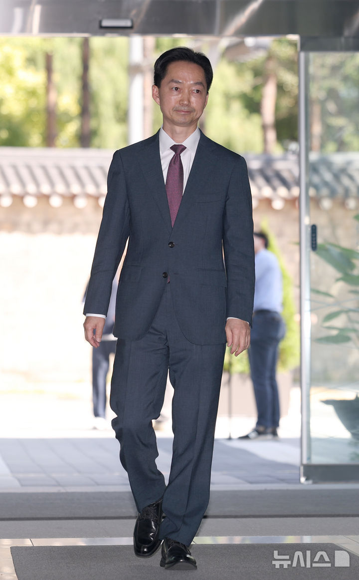 [서울=뉴시스] 김금보 기자 = 김지용 중대범죄수사청장 후보자가 8일 오후 서울 종로구 정부서울청사 창성동 별관에 마련된 인사청문회 준비단으로 출근하고 있다. 2026.09.08. kgb@newsis.com