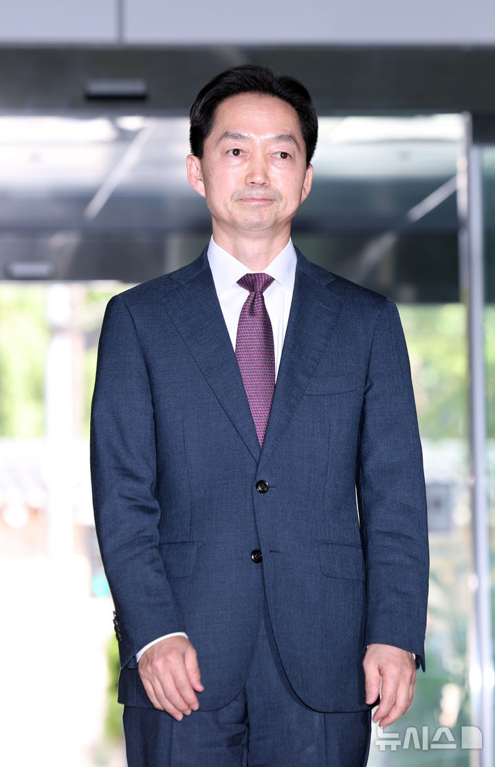 [서울=뉴시스] 김금보 기자 = 김지용 중대범죄수사청장 후보자가 8일 오후 서울 종로구 정부서울청사 창성동 별관에 마련된 인사청문회 준비단으로 출근하고 있다. 2026.09.08. kgb@newsis.com