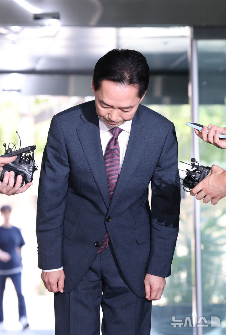 [서울=뉴시스] 김금보 기자 = 김지용 중대범죄수사청장 후보자가 8일 오후 서울 종로구 정부서울청사 창성동 별관에 마련된 인사청문회 준비단으로 출근하며 고개숙여 인사를 하고 있다. 2026.09.08. kgb@newsis.com