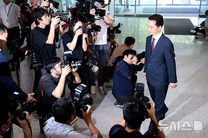[서울=뉴시스] 김금보 기자 = 김지용 중대범죄수사청장 후보자가 8일 오후 서울 종로구 정부서울청사 창성동 별관에 마련된 인사청문회 준비단으로 출근하고 있다. 2026.09.08. kgb@newsis.com