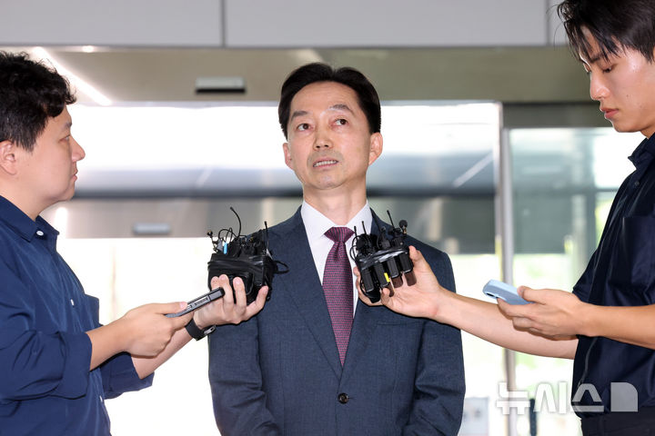 [서울=뉴시스] 김금보 기자 = 김지용 중대범죄수사청장 후보자가 8일 오후 서울 종로구 정부서울청사 창성동 별관에 마련된 인사청문회 준비단으로 출근하며 취재진 질문에 답변하고 있다. 2026.09.08. kgb@newsis.com