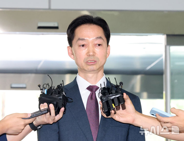 [서울=뉴시스] 김금보 기자 = 김지용 중대범죄수사청장 후보자가 8일 오후 서울 종로구 정부서울청사 창성동 별관에 마련된 인사청문회 준비단으로 출근하며 취재진 질문에 답변하고 있다. 2026.09.08. kgb@newsis.com