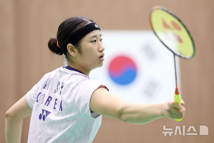 [진천=뉴시스] 황준선 기자 = 안세영이 8일 충북 진천 국가대표 선수촌에서 열린 2026 아이치·나고야 아시안게임 대한배드민턴협회 미디어데이에서 훈련을 하고 있다. 2026.09.08. hwang@newsis.com