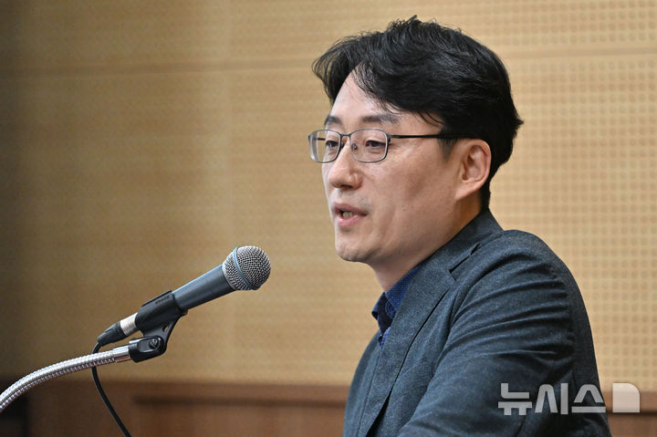 [전남광주=뉴시스] 이영주 기자 = 이귀현 지방시대위원회 5극3특정책국장이 8일 오후 전남광주 서구 김대중컨벤션센터에서 열린 '인재 지산지소로 여는 미래 교육혁신선도지역 추진 포럼'에 참석, 정부의 균형발전 전략을 설명하고 있다. 2026.09.08. leeyj2578@newsis.com