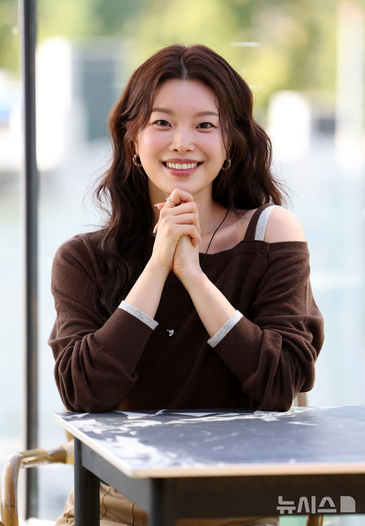 [서울=뉴시스] 김선웅 기자 = 뮤지컬 '헬스키친'에 출연하는 배우 김수하가 8일 서울 종로구 미트볼라운지 삼청점에서 뉴시스와 인터뷰를 갖고 사진촬영을 하고 있다. 2026.09.08. mangusta@newsis.com