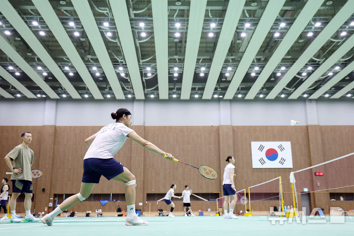 [진천=뉴시스] 황준선 기자 = 안세영이 8일 충북 진천 국가대표 선수촌에서 열린 2026 아이치·나고야 아시안게임 대한배드민턴협회 미디어데이에서 훈련을 하고 있다. 2026.09.08. hwang@newsis.com