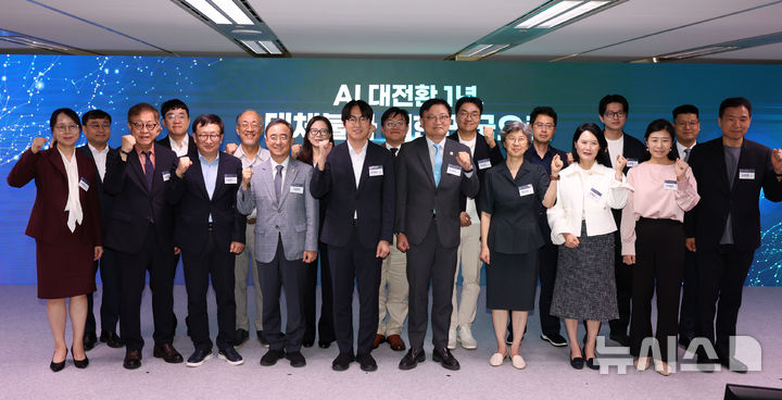 [서울=뉴시스] 조성우 기자 = 하정우(앞줄 왼쪽 다섯 번째) 국가인공지능전략위원회 상근 부위원장이 8일 서울 중구 국가인공지능전략위원회에서 열린 국가전략위 출범 1주년 성과보고회에서 임문영 더불어민주당 의원 등 분과 및 특위 위원장 등 참석자들과 기념촬영하고 있다. 2026.09.08. xconfind@newsis.com