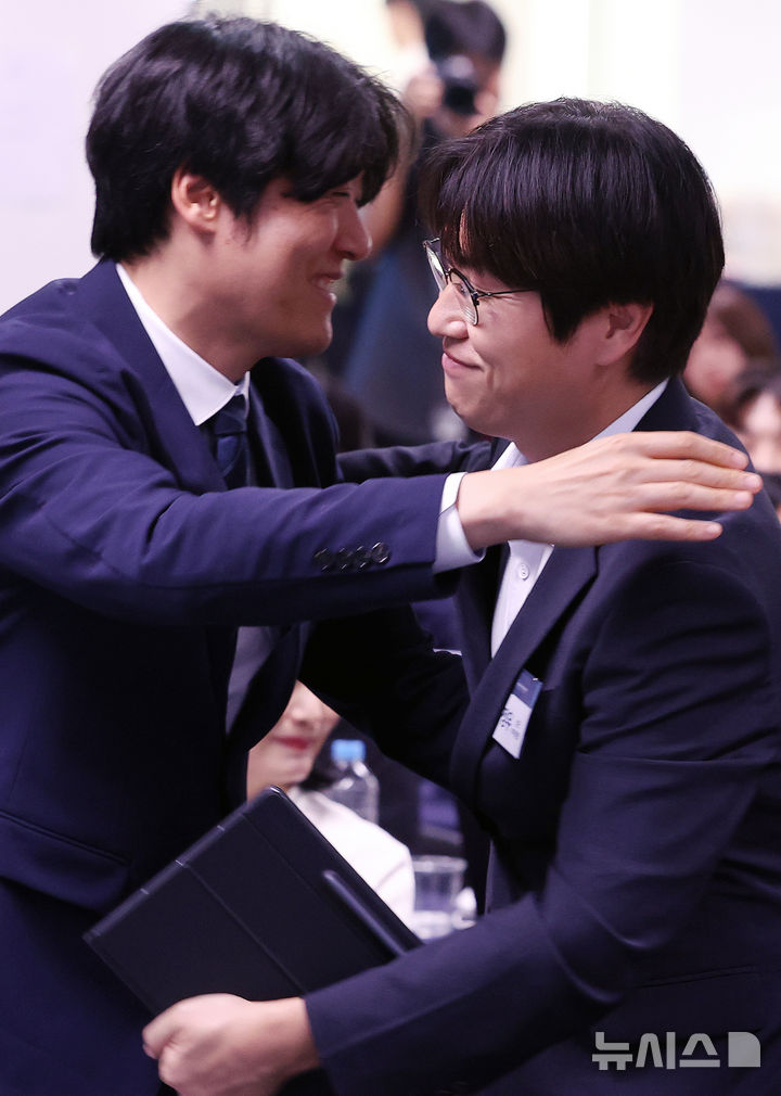 인사 나누는 하정우 국가인공지능전략위 부위원장
