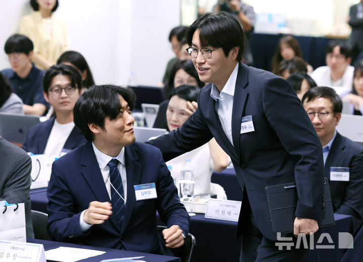 인사 나누는 하정우 국가인공지능전략위 부위원장