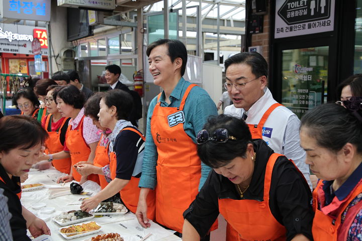 [서울=뉴시스] 최진석 기자 = 신장식(오른쪽 세번째) 조국혁신당 당대표가 8일 경기 평택 통복시장을 찾아 조국 혁신정책연구원장, 박웅두 민생기병단장을 비롯한 조국혁신당 민생기병대와 반찬 나눔 봉사를 하고 있다. (사진=조국혁신당 제공) 2026.09.08. photo@newsis.com *재판매 및 DB 금지