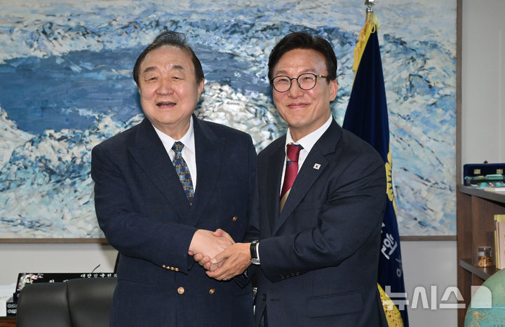 [서울=뉴시스] 국회사진기자단 = 김민석 더불어민주당 대표가 8일 서울 여의도 국회 헌정회에서 정대철 헌정회장을 예방해 악수를 하고 있다. 2026.09.08. photo@newsis.com