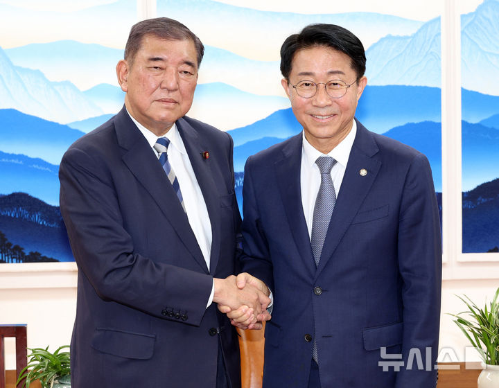 [서울=뉴시스] 고범준 기자 = 조정식 국회의장이 8일 서울 여의도 국회 의장실에서 이시바 시게루 전 일본총리를 접견하며 기념촬영을 하고 있다. 2026.09.08. bjko@newsis.com
