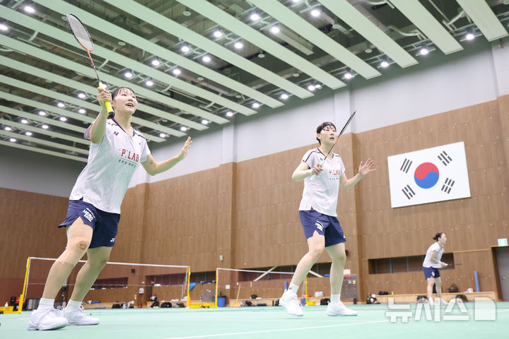 [진천=뉴시스] 황준선 기자 = 이소희와 백하나가 8일 충북 진천 국가대표 선수촌에서 열린 2026 아이치·나고야 아시안게임 대한배드민턴협회 미디어데이에서 훈련을 하고 있다. 2026.09.08. hwang@newsis.com