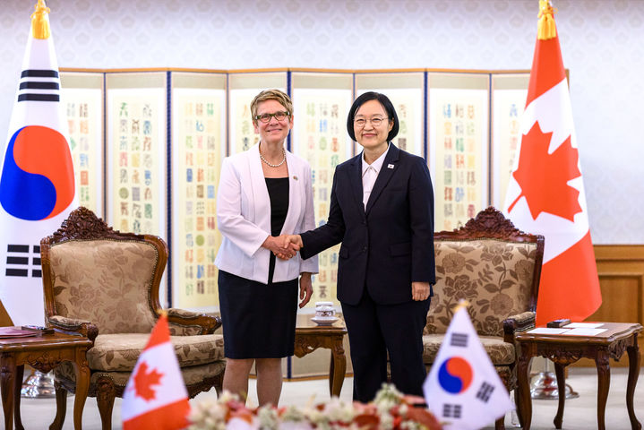 [서울=뉴시스] 조수정 기자 = 한성숙 국무총리가 8일 오후 서울 종로구 정부서울청사에서 레이몽드 가네 캐나다 연방상원의장과 면담, 악수하며 기념촬영 하고 있다. (사진=총리실 제공) 2026.09.08. chocrystal@newsis.com *재판매 및 DB 금지
