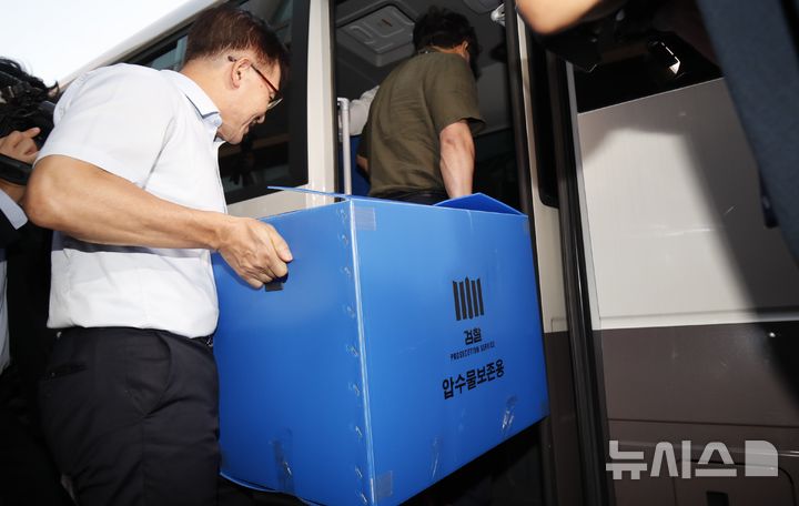 [제주=뉴시스] 우장호 기자 = 제주지방검찰청 '제주 실종신고 허위종결' 사건 수사 전담팀 관계자들이 8일 오후 사건 관할서인 제주 서부경찰서를 압수수색한 후 압수품을 들고 이동하고 있다. 2026.09.08. woo1223@newsis.com