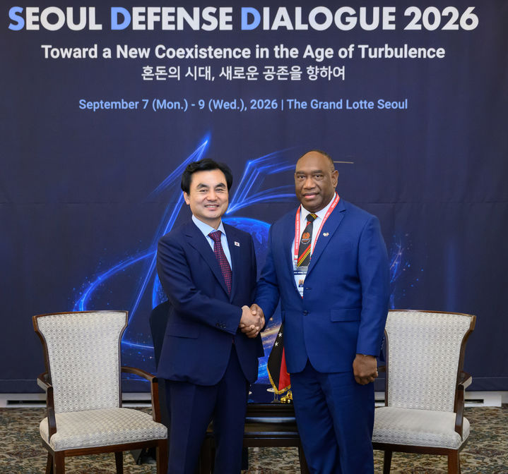[서울=뉴시스] 최동준 기자 = 안규백 국방부 장관이 8일 서울 더 그랜드 롯데 서울에서 2026 서울안보대화 계기 엘리아스 카파보레 파푸아뉴기니 국방장관과 회담에 앞서 기념촬영을 하고 있다. (사진=국방부 제공) 2026.09.08. photo@newsis.com *재판매 및 DB 금지
