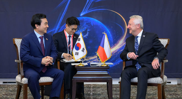 [서울=뉴시스] 최동준 기자 = 안규백 국방부 장관이 8일 서울 더 그랜드 롯데 서울에서 2026 서울안보대화 계기 야로미르 주나 체코 국방장관과 회담을 하고 있다. (사진=국방부 제공) 2026.09.08. photo@newsis.com *재판매 및 DB 금지