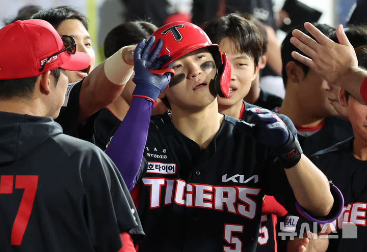 [대구=뉴시스] 이무열 기자 = 8일 대구 수성구 삼성라이온즈파크에서 열린 2026 신한 SOL KBO리그 KIA 타이거즈와 삼성 라이온즈 경기, 6회초 무사 주자 없는 상황에서 KIA 김도영이 솔로 홈런을 친 뒤 더그아웃에 들어서며 동료들과 기뻐하고 있다. 2026.09.08. lmy@newsis.com