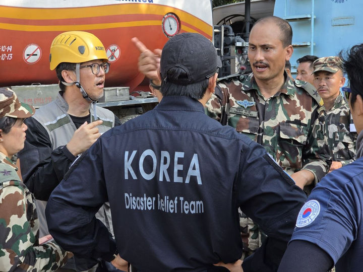 [라수와(네팔)=뉴시스] 고승민 기자 = 한국 해외긴급구호대(KDRT) 대원들이 8일(현지 시간) 네팔 지역군과 수색을 위해 협의하고 있다. 2026.09.08. (사진=외교부 제공) photo@newsis.com *재판매 및 DB 금지