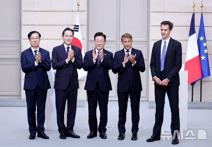 [파리=뉴시스] 조성봉 기자 = 이종명 삼성전자 부사장과 아르퇴르 망슈 미스트랄AI CEO가 8일(현지 시간) 프랑스 파리 엘리제궁에서 이재명 대통령과 에마뉘엘 마크롱 프랑스 대통령이 임석한 가운데 삼성전자-미스트랄AI 투자협약서를 교환한 뒤 기념촬영을 하고 있다. 왼쪽부터 이 부사장, 이재용 삼성전자 회장, 이 대통령, 마크롱 대통령, 아르퇴르 망슈 CEO. 2026.09.08. suncho21@newsis.com