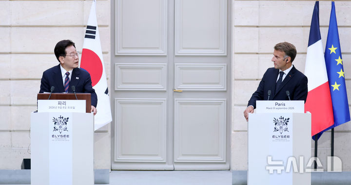 [파리=뉴시스] 조성봉 기자 = 이재명 대통령이 8일(현지 시간) 프랑스 파리 엘리제궁에서 열린 에마뉘엘 마크롱 프랑스 대통령과의 공동언론발표에서 발언하고 있다. 2026.09.08. suncho21@newsis.com