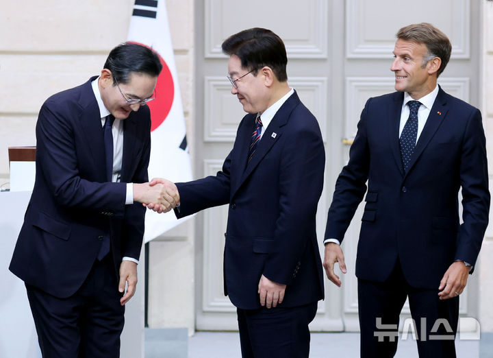 [파리=뉴시스] 조성봉 기자 = 이재명 대통령이 이재용 삼성전자 회장과 8일(현지 시간) 프랑스 파리 엘리제궁에서 삼성전자-미스트랄AI 투자협약을 마친 뒤 악수를 하고 있다. 오른쪽은 에마뉘엘 마크롱 대통령. 026.09.08. suncho21@newsis.com