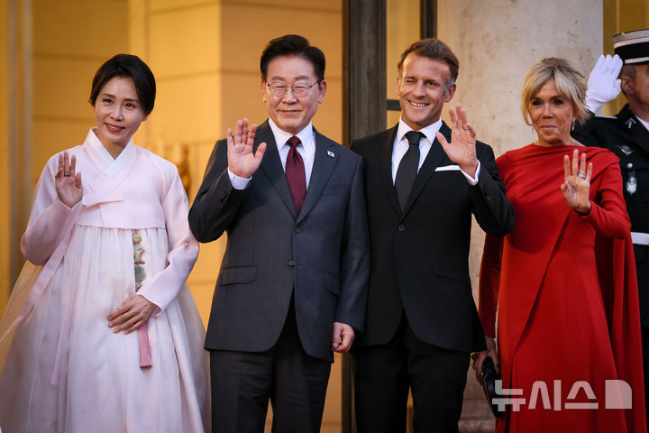 [파리=AP/뉴시스] 이재명 대통령 부부와 에마뉘엘 마크롱 프랑스 대통령 부부가 8일(현지 시간) 프랑스 파리 엘리제궁에서 열린 국빈만찬에 앞서 기념촬영을 하고 있다. 2026.09.09. 