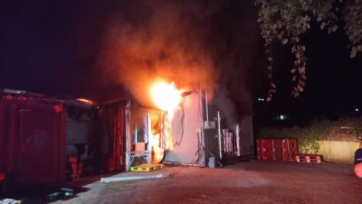 [담양=뉴시스] 9일 전남광주소방본부에 따르면 전날 오후 8시2분께 전남광주 담양군 담양읍 한 식품공장 냉동창고에서 불이 나 소방당국에 의해 1시간37분 만에 꺼졌다. (사진 = 전남광주소방본부 제공) 2026.09.09. photo@newsis.com *재판매 및 DB 금지