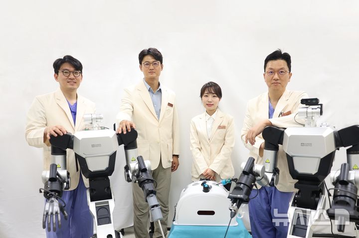 [서울=뉴시스] 삼성서울병원 휴머노이드 수술보조로봇 개발진. 오른쪽부터 정용기 이비인후과 교수, 배주영 성형외과 교수, 정규환 지능형의료로봇연구센터 교수, 오남기 이식외과 교수. (사진= 삼성서울병원 제공)