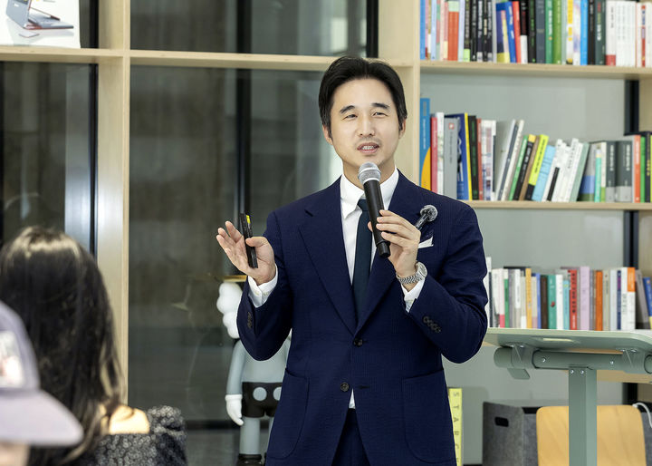 [서울=뉴시스] 김익환 한세실업 부회장이 강연을 진행하고 있다.(사진=한세실업 제공) *재판매 및 DB 금지