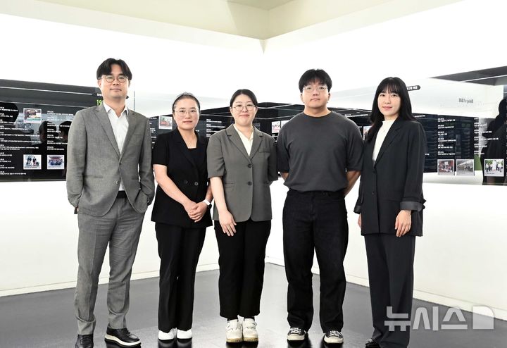 [창원=뉴시스]극미량 세균의 새로운 신속 분석기술 개발한 한국재료연구원 연구진. 왼쪽부터 박성규 책임연구원, 이지영 박사후연구원, 장은비 학생연구원, 김태언 학생연구원, 이민영 선임연구원.(사진=한국재료연구원 제공) 2026.09.09. photo@newsis.com