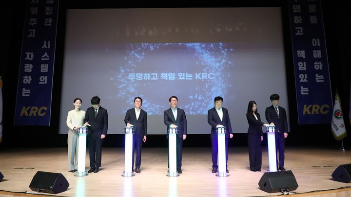 [세종=뉴시스] 한국농어촌공사가 8일 전남 나주 본사에서 김인중 사장과 김은식 노동조합 위원장, 윤소하 상임감사 등 임직원 500여명이 참석한 가운데 'KRC 클린 웨이브 시즌2' 선포식을 개최하고 있다. (사진=농어촌공사 제공) *재판매 및 DB 금지