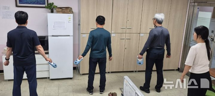 [안양=뉴시스] 안양시가 65세 이상의 어르신을 대상으로 '노쇠 평가 서비스'를 운영 중이다. 사진은 악력평가 평가 현장. (사진=안양시 제공).2026.09.09. photo@newsis.com