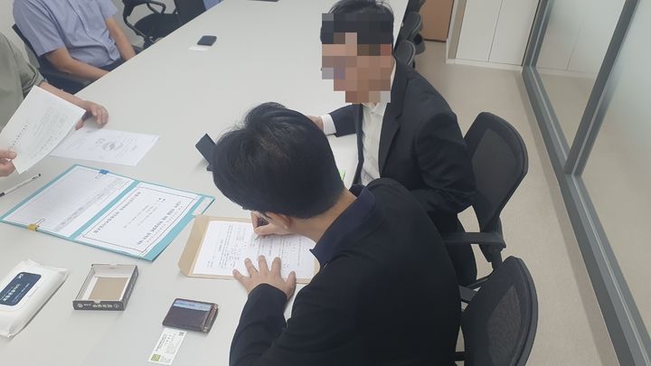 [서울=뉴시스] 주다영 인턴기자 = 9일 열린 목동12단지 2차 현장설명회에서 GS건설이 입찰 참여 의향서에 서명하고 있는 모습이다. *재판매 및 DB 금지