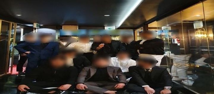[부산=뉴시스] 부산 서면에서 유흥 주점을 운영하며 가짜 양주를 제조·판매한 혐의를 받는 조직원들이 촬영한 단체 사진. (사진=부산경찰청 제공) 2026.09.09. photo@newsis.com *재판매 및 DB 금지